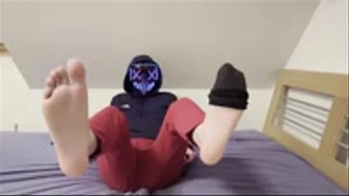 CUTE 18-YEAR-OLD TWINK BOY FOOT TEASING (SNEAKER SOCKS & BAREFOOT)