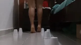 lei pisando con cada paso, lei stepping on a cup with every step