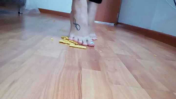 na pisando galleticas cerca stepping on crackers close up