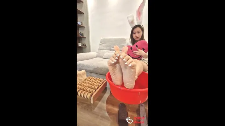 HOT Shiny BlingBling Toes POV Feet Modeling Session with Sexy Asian Student LingYi!