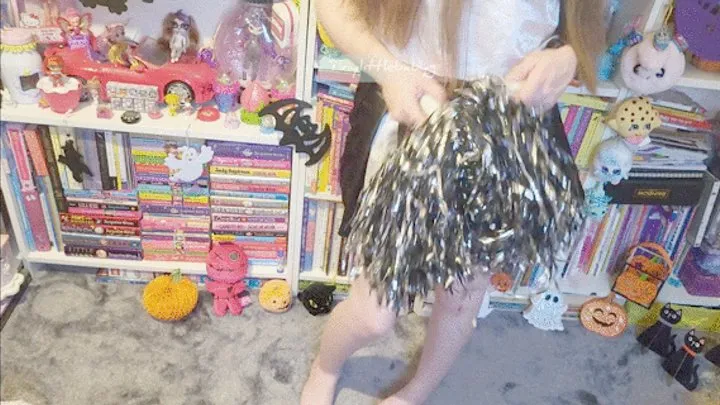 Zombie dancer Tinylittlebabyg shakes her pompoms & shows off her pull up