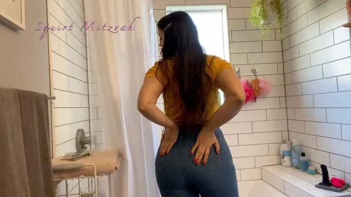 Showing off my tight jeans before I squirt