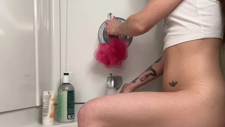 4'11'' Goddess Tiny shaves her legs in the bath