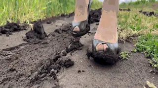 Walking Jannette: In Mud and HeelsWMV