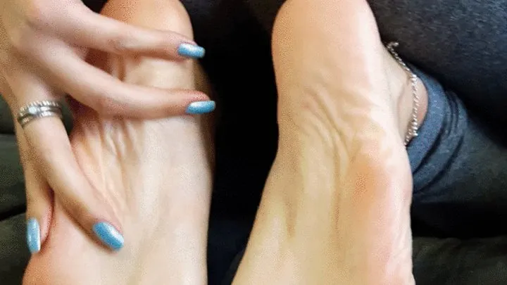 Solo vid showing my wrinkles in blue nails