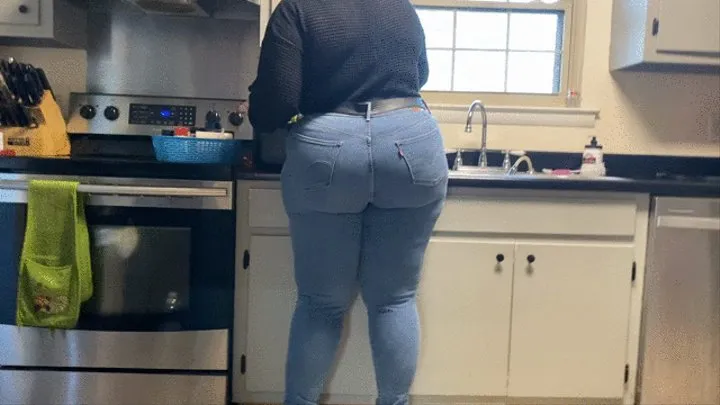 Siri in skintight blue Levis 310 Jeans and highheels in kitchen 3