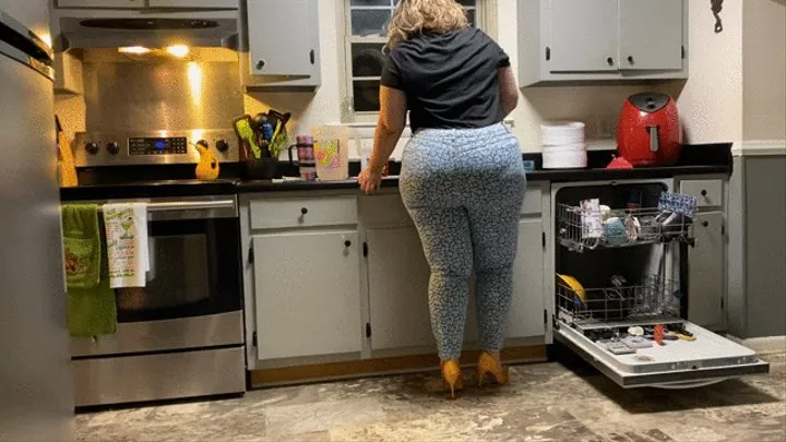 Siri in skintight bue white denim jeans pants and highheels in kitchen