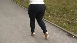 Big Butt black Julie Kaka shows her curves in skintight black stretchjeans 2