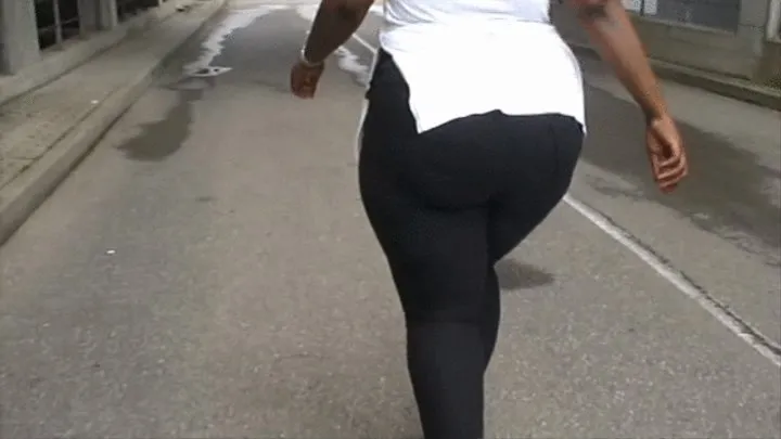 Big Butt black Julie Kaka shows her curves in skintight black stretchjeans solo