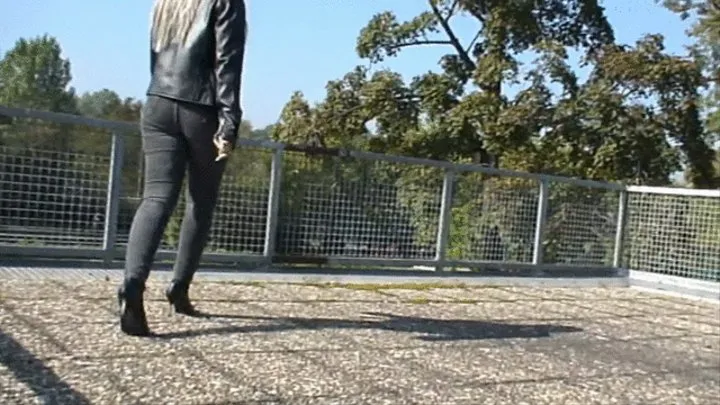 Blonde model Darkwing-Zero in skintight grey Mustang Stretchjeans and on high heels 3