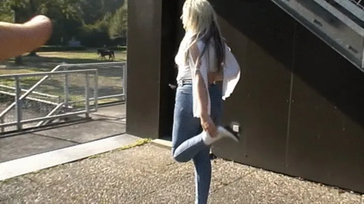 Blonde model Darkwing-Zero in skintight light blue Mustang Stretchjeans and on high heels 3