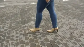 Sophia with big butt in skintight Levi's 711 jeans on high heels 2