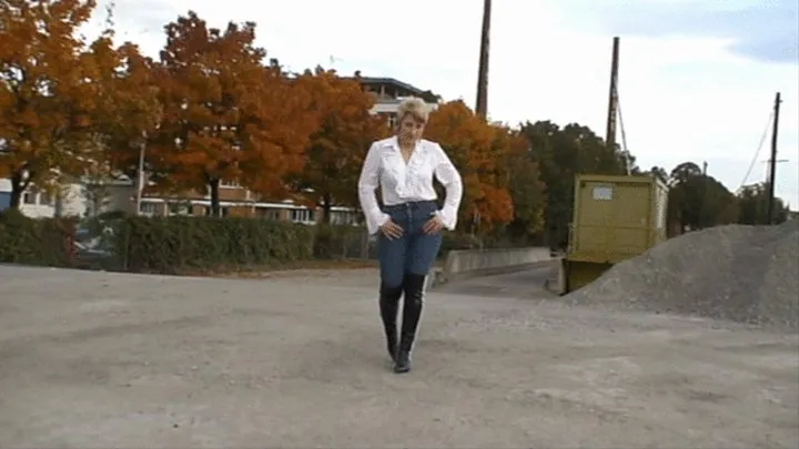 Blonde short haired girl in skintight dark blue Mustang Stretchjeans and on high heels 1