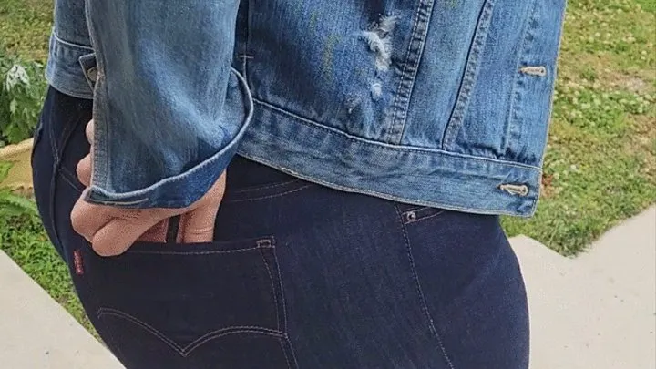 hot sexy american blonde girl Sweets in dark blue Levis 711 Jeans and high heels
