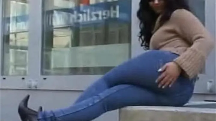 Nevra in skintight blue Mustang Stretchjeans and high heels