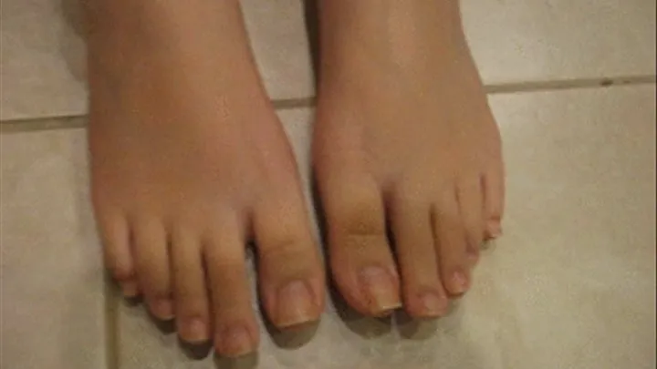 Evelyns bare toes