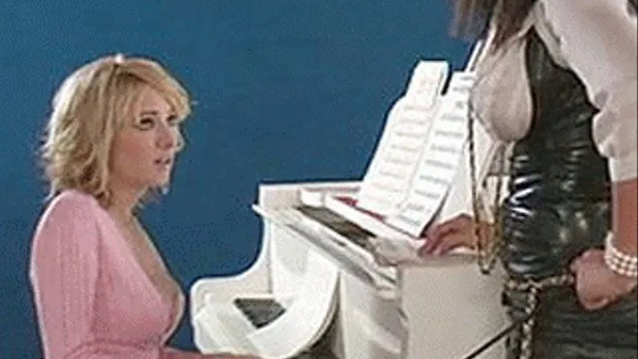 Hottie so sexy playing the piano that she fucks a straight girl silly - low