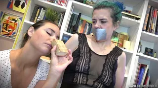 Grace e Emma: una passione per il formaggio - Grace and Emma: a passion for cheese (SMELL FETISH)