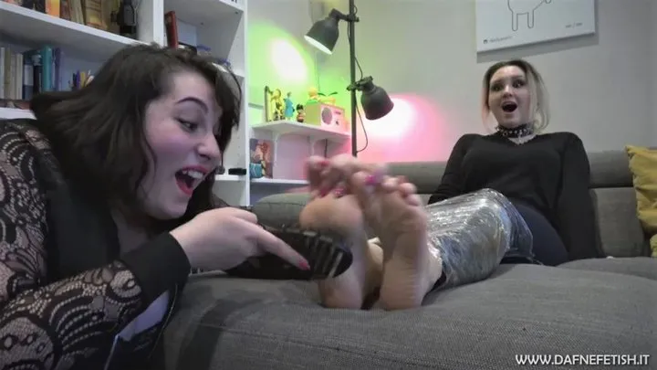 Arianna vs Adele: solletico intenso ai piedi - Arianna vs Adele: intense foot tickling (Bbw tickling)