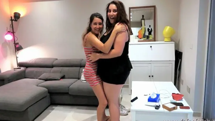 Susy vs Arianna: foot crush contest (Crush, Size comparison)