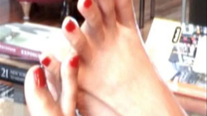 Soli's grabby toes (S)