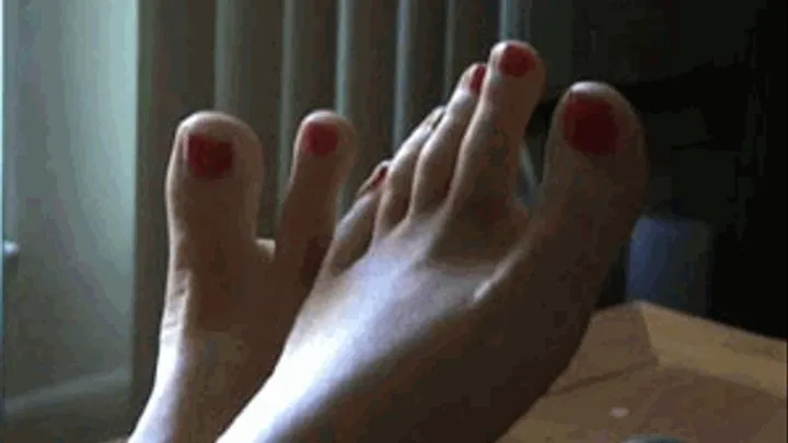 Kyra bare toes