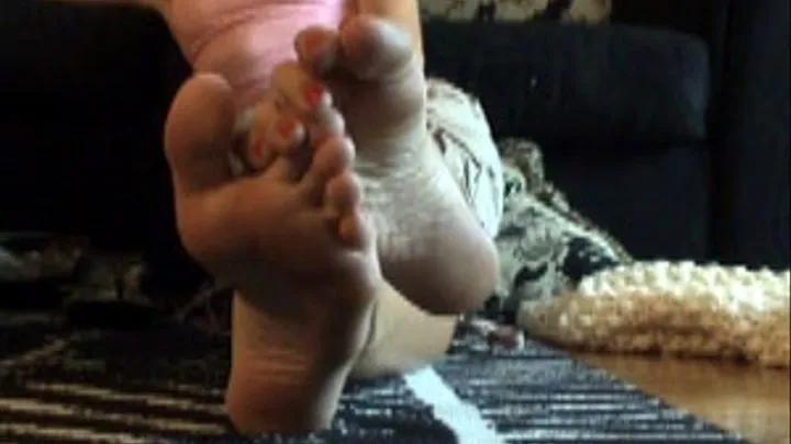 Kyra spread toes soles