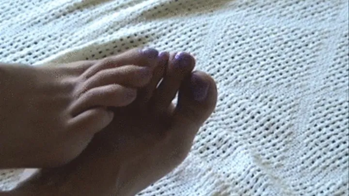 Long Toes Grabbing and Wiggling (L)