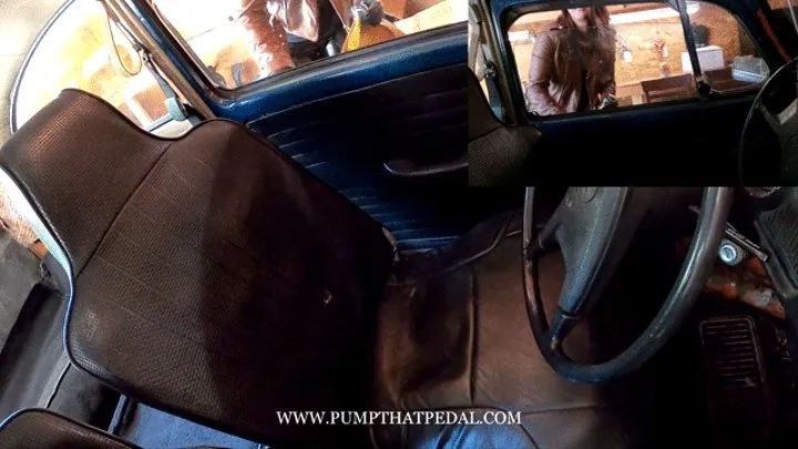 PTP1261 - Jane Domino Cranking & Leg Rubbing Tease with Passenger in the '72 VW Bug - Custom 1261 (Picture-in-Picture)