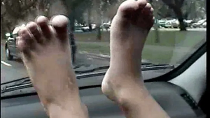 FEET IN WINDSCREEN Elis