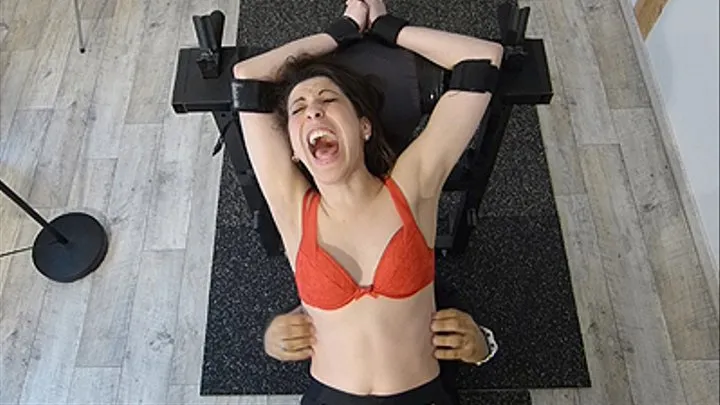 ARIANE IS BACK FOR A NEW ULTIMATE UPPERBODY PUNISHMENT