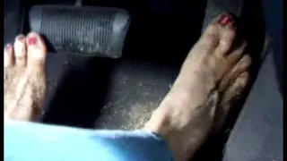 MILF Pedal Pumping in Muddy Bare Feet
