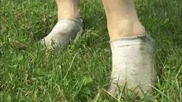 Anna Dirty grass feet