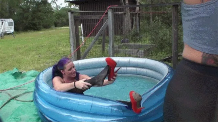 Dragina & Fayth Fill up Pool w Balloons - No Popping