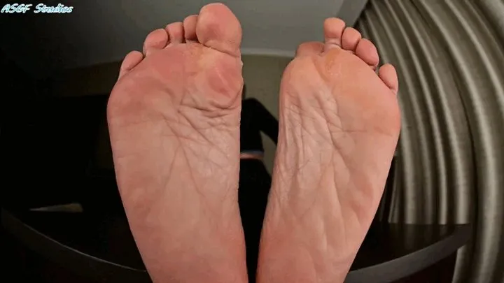 GILF s soles back for a rub down