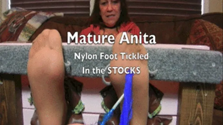 Matur feet in NYLONS and STOCKS