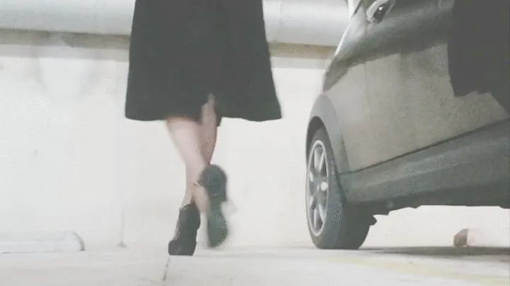 Highheels walking 1222019