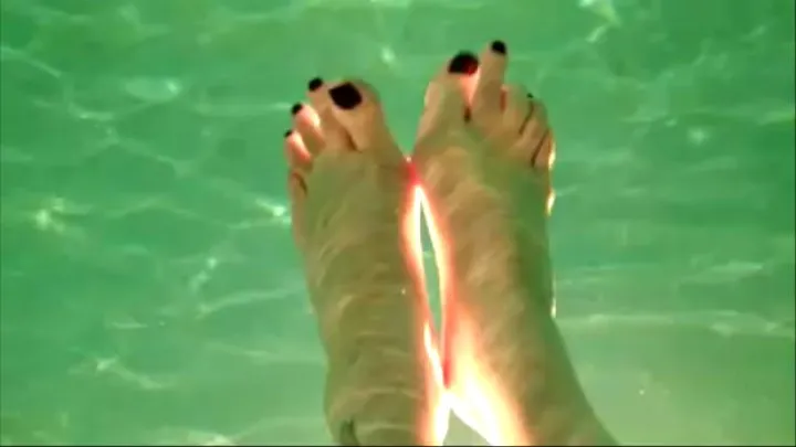 feet in the pool 7281018