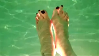 feet in the pool 7281018