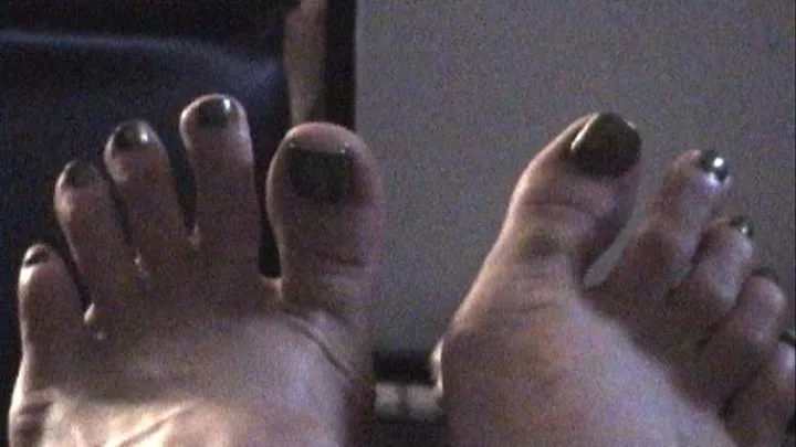 Green toenails wiggle yl