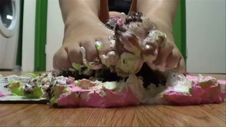 Cake foot crushing