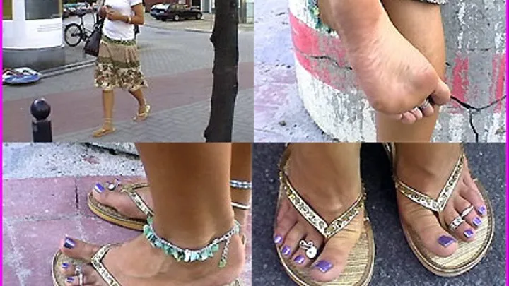 Aloha`s beautiful Toes in golden Flip Flops