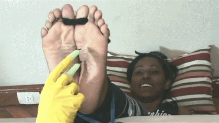 Presents Faby in the intense sole tickling closeup