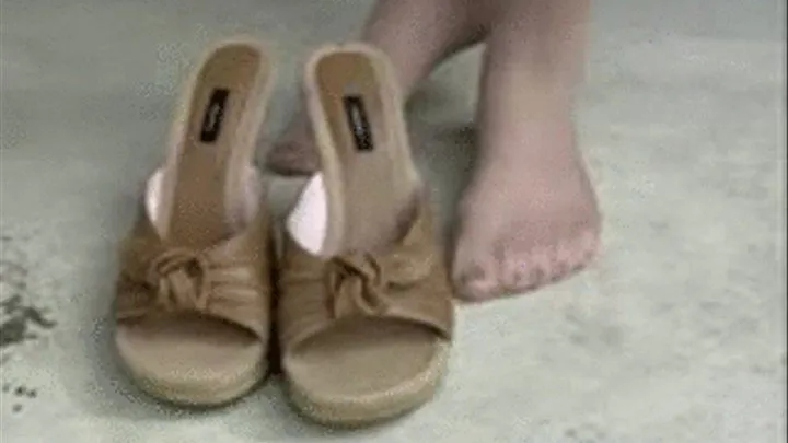 Daisy models her brown sandals. (low-quality 3G2 format)