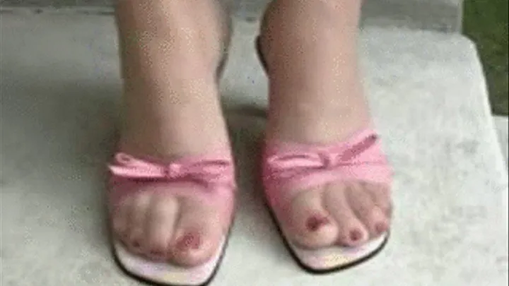 Daisy models her pink sandals. (low-quality 3G2 format)