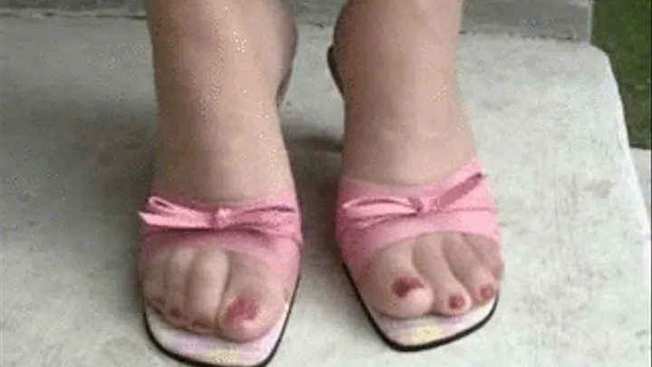 Daisy models her pink sandals.