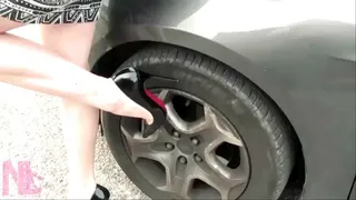 Barefeet shoejob to shift gear in Louboutins