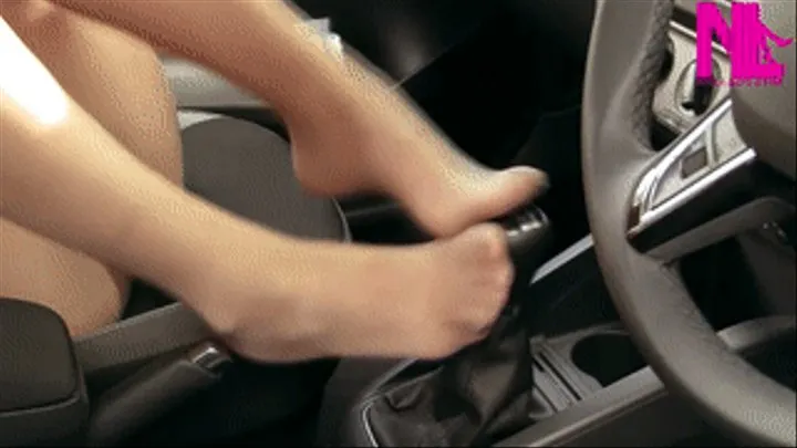 Making footjob to gear stick in nude nylons in Skoda