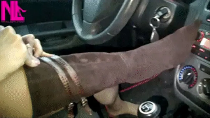 Driving and upskirt in nude pantyhose and bworn buckled pumps