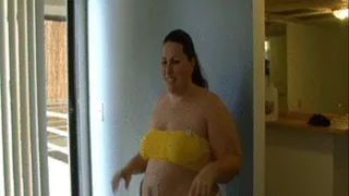 BBW Model KayaNee works out in the gym